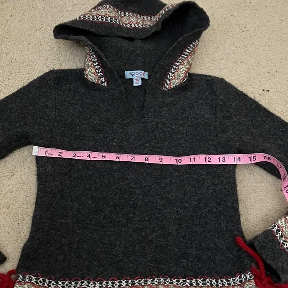 100% Wool Hooded Sweater, thumb holes, side slits, embroidered, xs/s, BDG UO - Picture 3 of 7